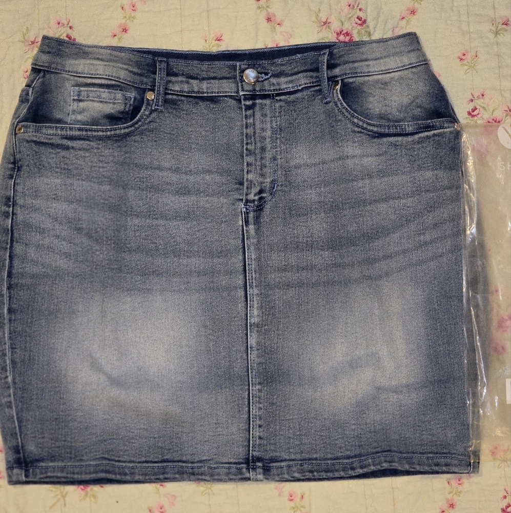 Venus skirt. New with tags denim midi-skirt. Cotton, polyester,  elastane.